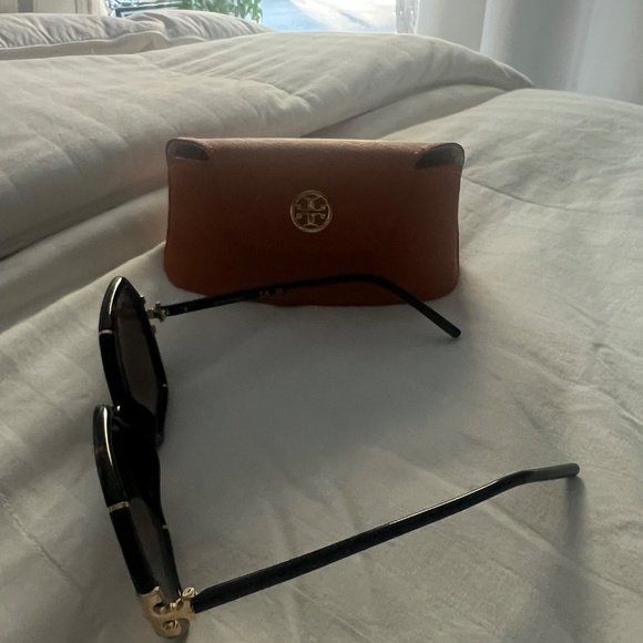 Tory Burch Oversized sunglasses main image 4